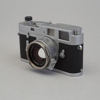 A LEICA M2 camera no 990427 from Wetzlar 1960. With Summilux 1:1.4/35. With original box.