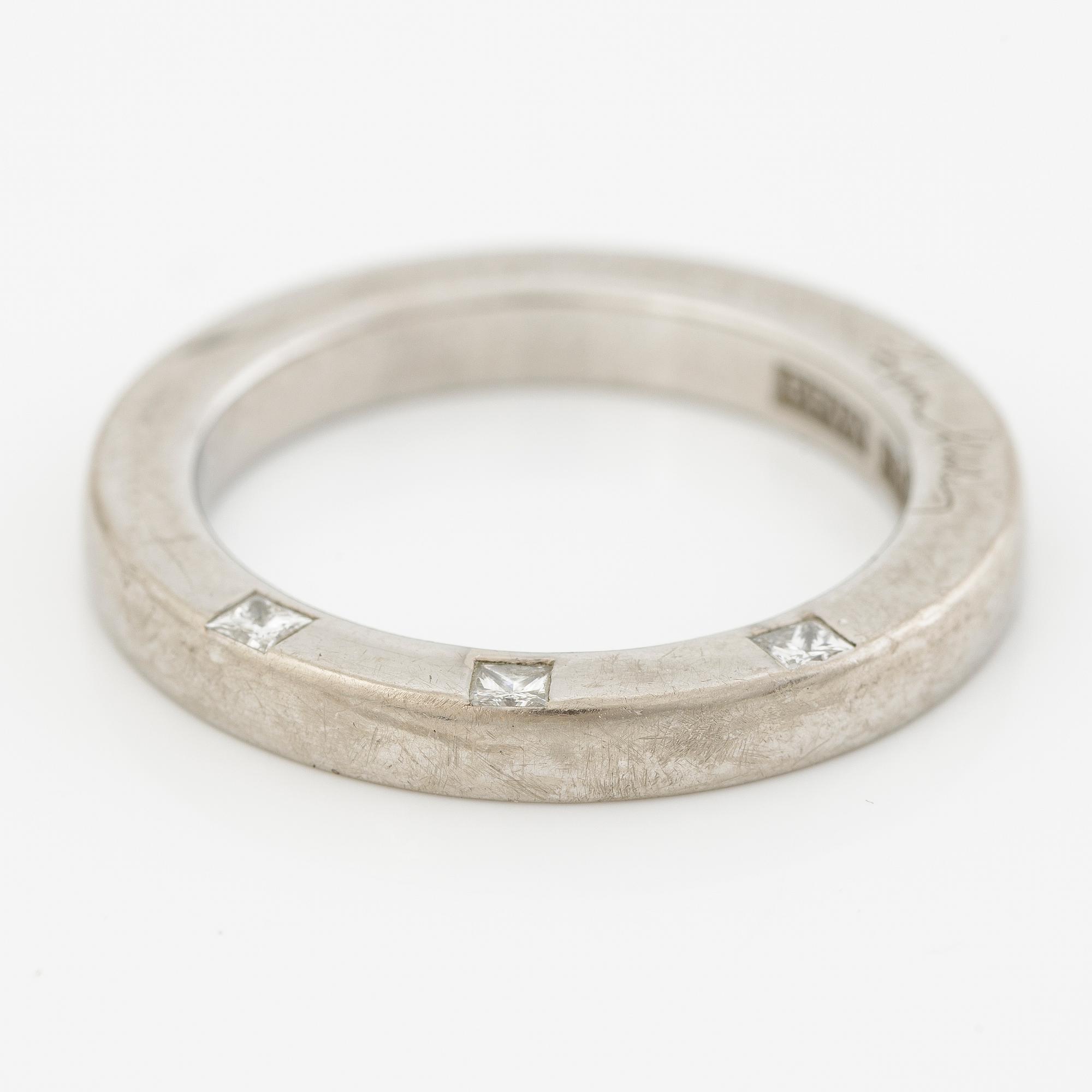 Efva Attling, ring, 'High & I love you on the side' 18K guld med prinsesslipade diamanter.