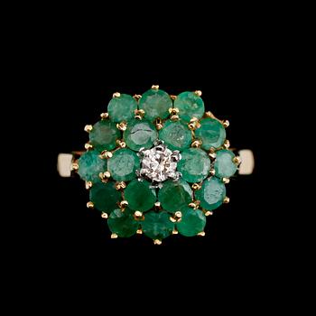RING, 18 k guld, med diamant och smaragder, 1900-talets mitt.
