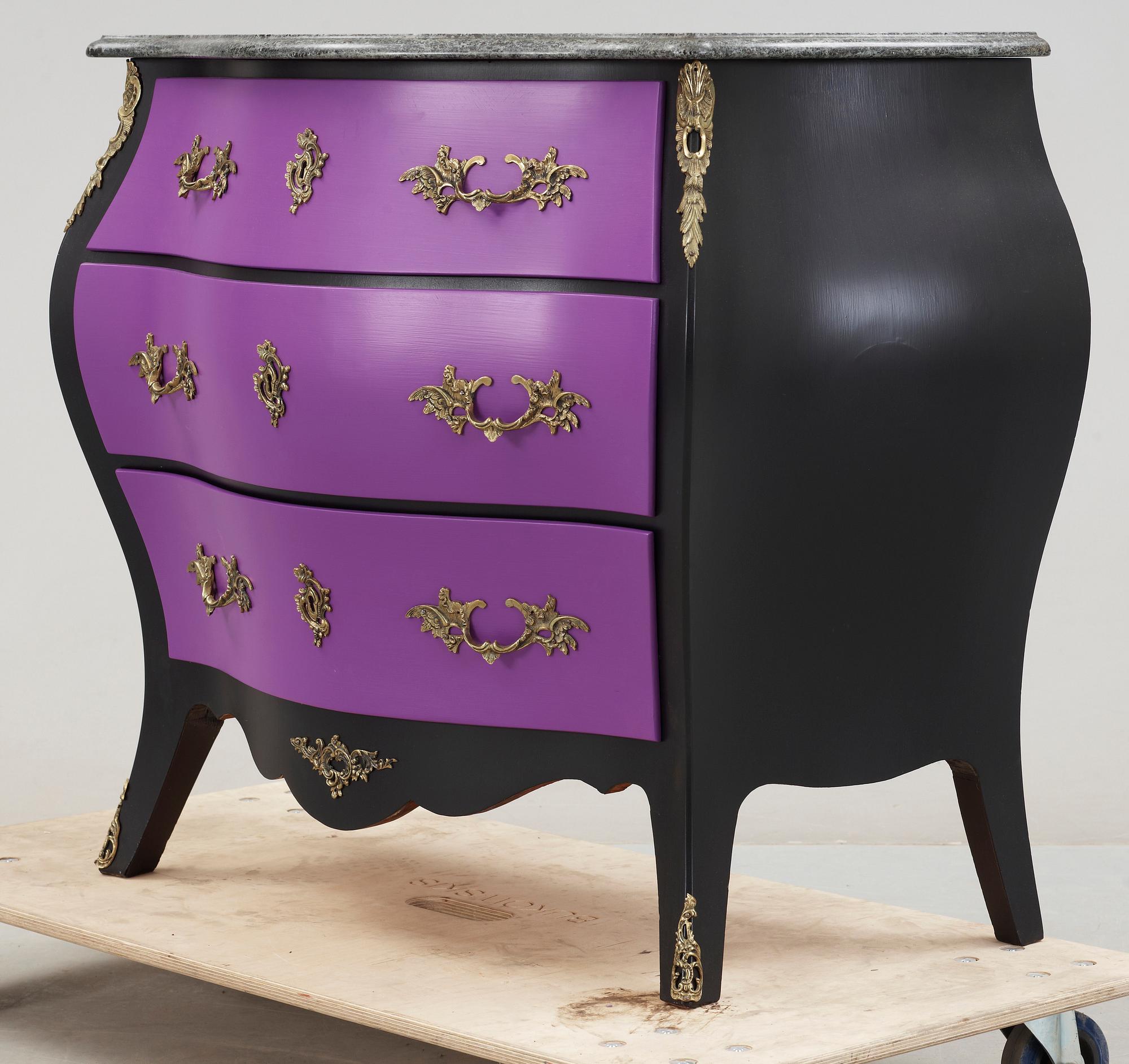 BYRÅ, rokokostil, omkring 1900-talets mitt.