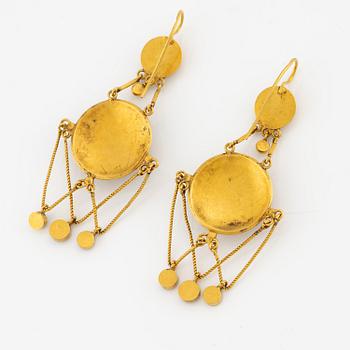 Ett hänge och ett par örhängen 18K guld med mikromosaiker, 1800-tal.
