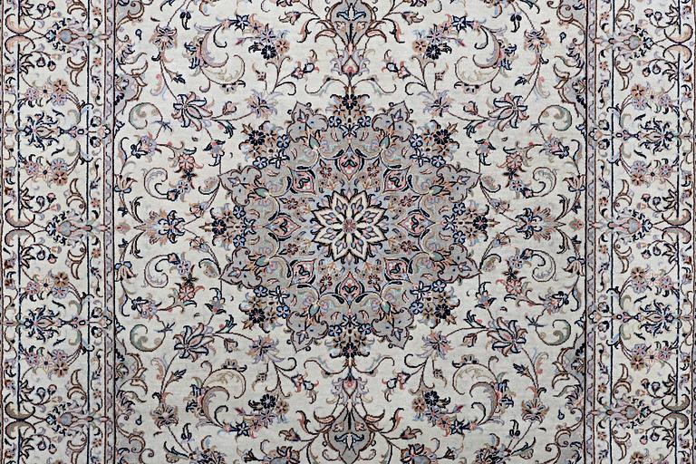 A carpet, Kashan, ca 298 x 198 cm.