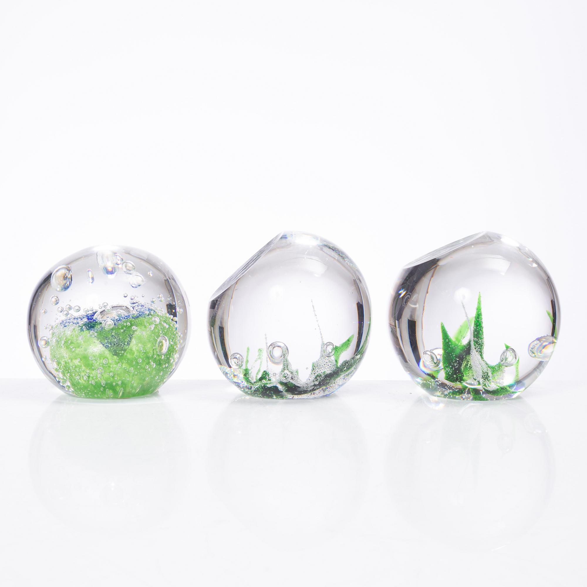 Vicke Lindstrand, Göran Wärff, Caithness of Scotland, five glass paper weights, signed.