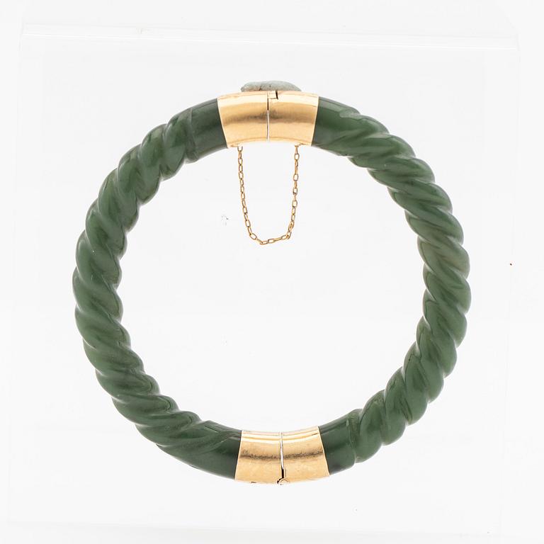 Arm ring, green stone and clasp in 14K gold.