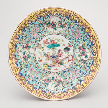 A Chinese porcelain dish from the latter half of the 19th century.