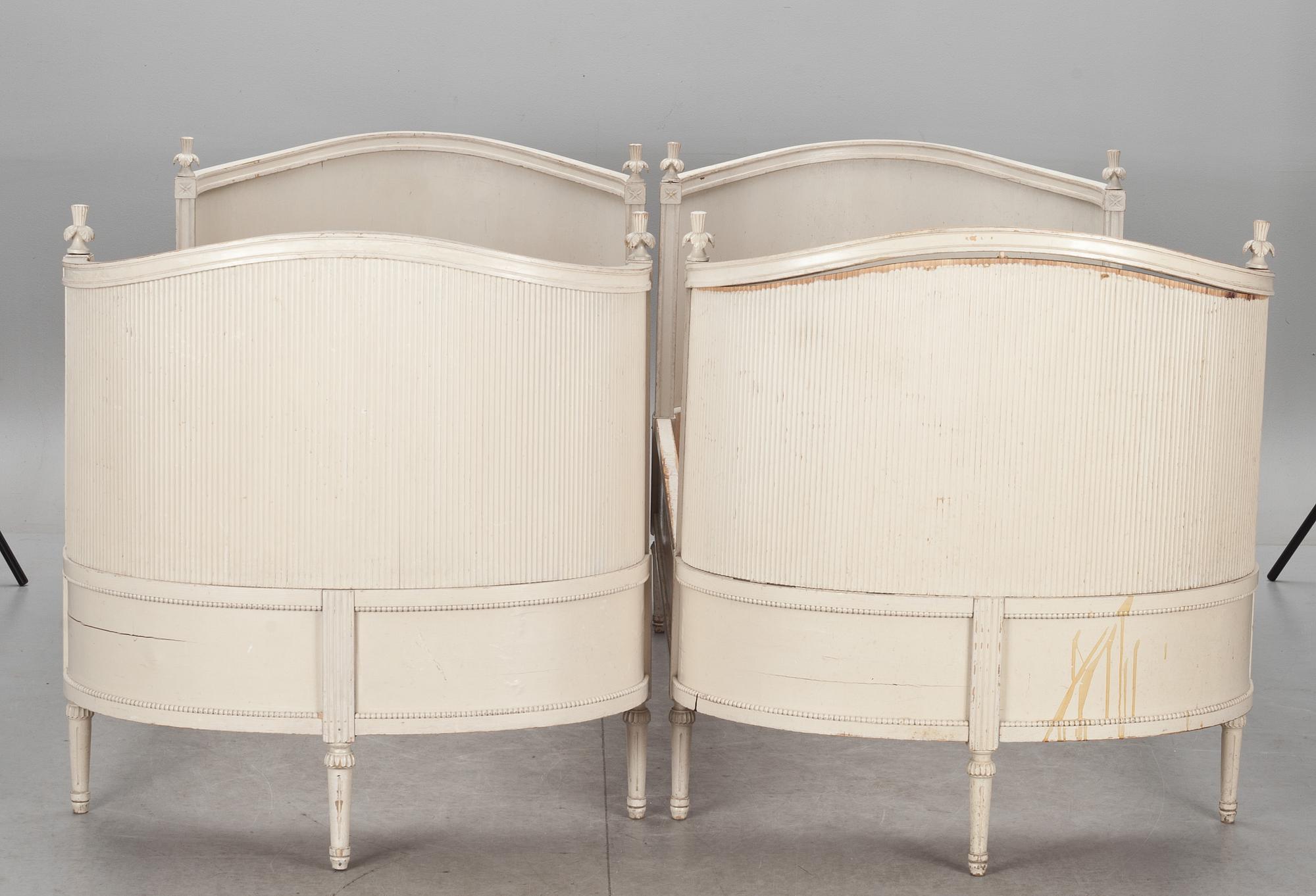 SÄNGAR, ett par, gustaviansk stil, omkring 1900-tal.
