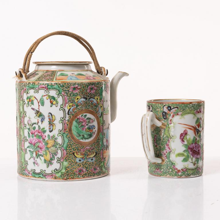 A Chinese Canton porcelain cup and a teapot, 19/20th century.