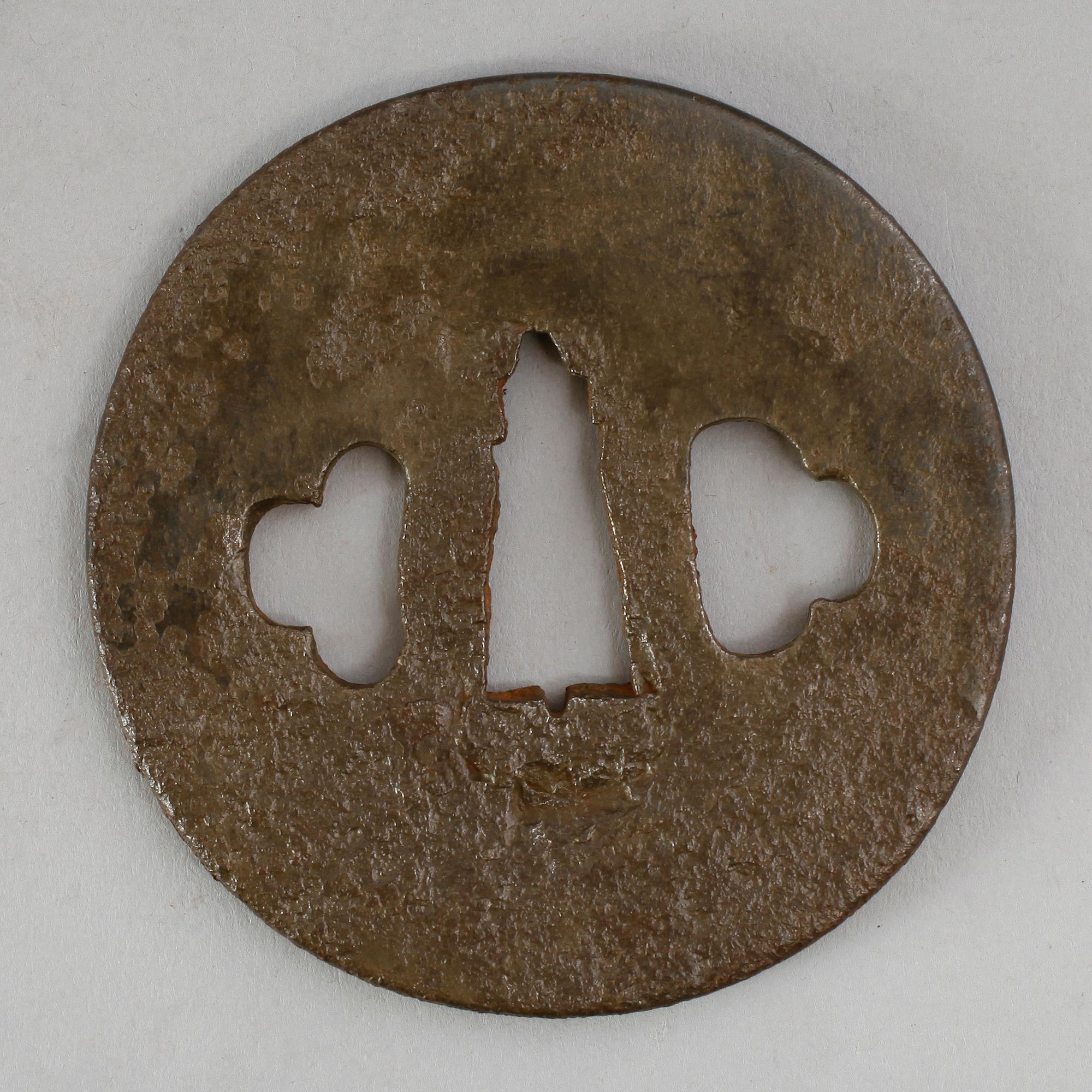 TSUBA, 3 st, järn, Japan, 1500-/1600-tal, 1600-/1700-tal och 1700-/1800-tal.