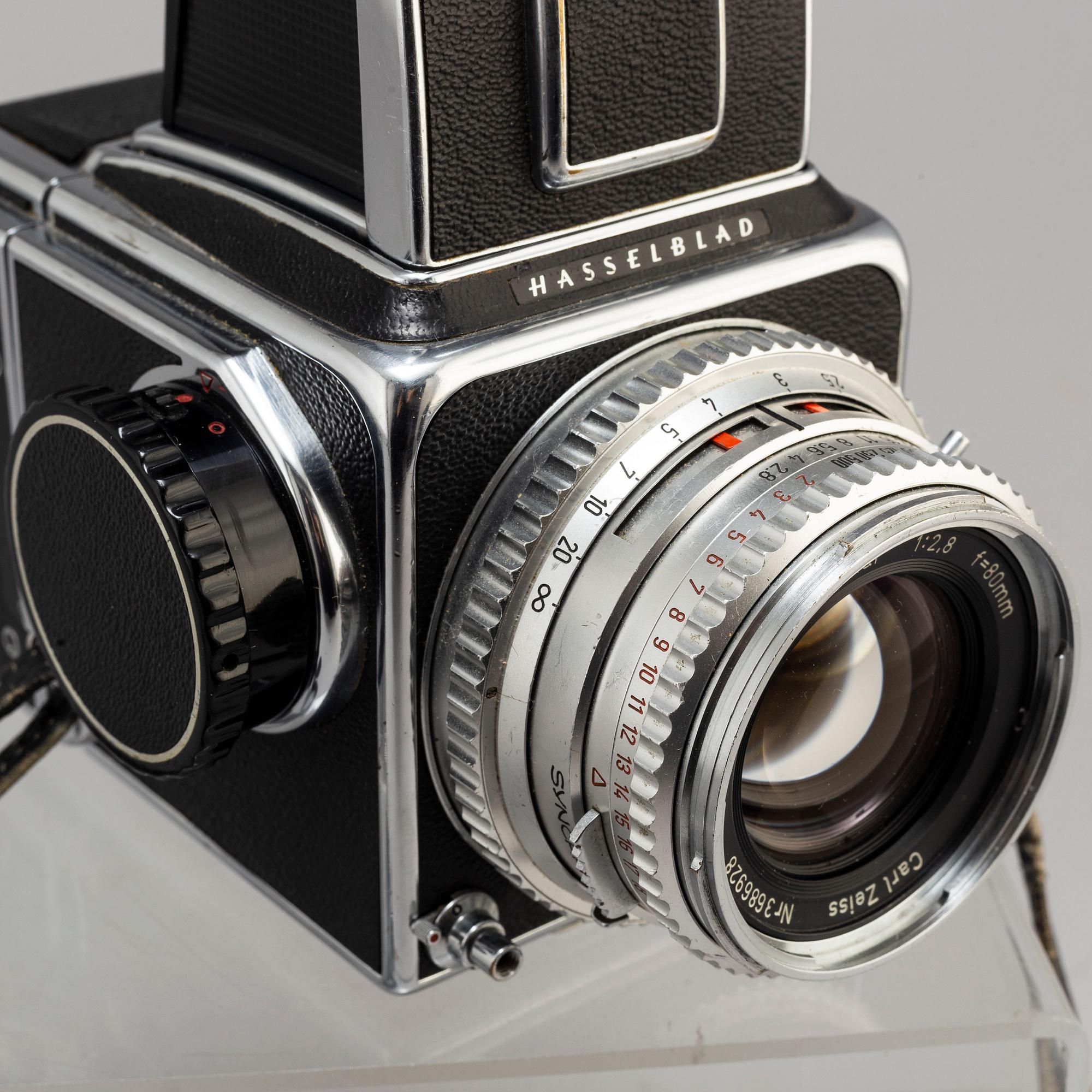 A Hasselblad 500 C with two lenses: Planar 1:2,8 80mm and Sonnar 1:5,6 250 mm.