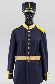 UNIFORM med TILLBEHÖR, 7 delar, m/ä 1865. 1900-talets första hälft.