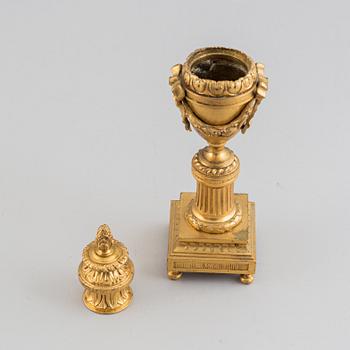 A pair of Empire style bronze cassolettes, 19/20th Century.