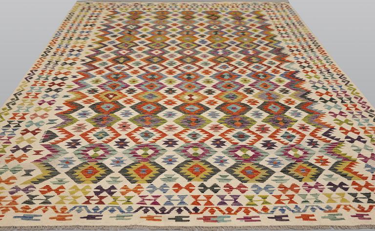 A Kilim carpet, approx. 342 x 245 cm.