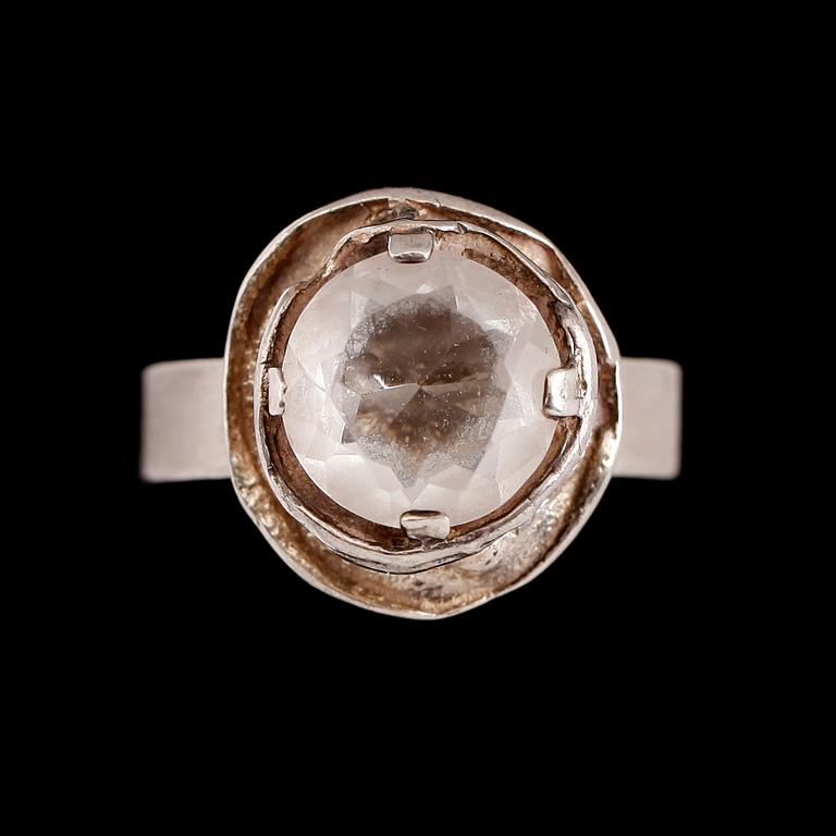RINGAR, 3 st, silver och bergkristall, 1900-talets andra hälft.