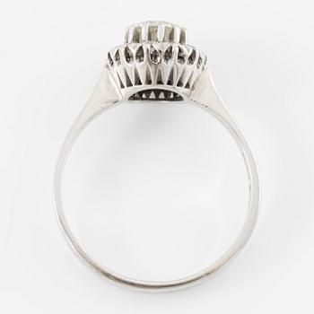 Ring, 18K white gold with brilliant-cut diamonds.