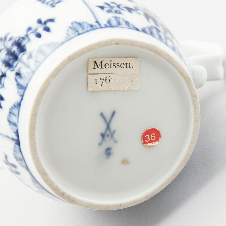 LJUSSTAKE samt SANDSTRÖARE, Meissen troligen 1700-tal porslin.