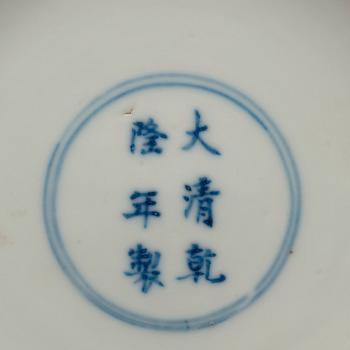 A blue and white porcelain box and cover, Qing dynasty, Guangxu (1874-1908), with Qianlong six character mark.