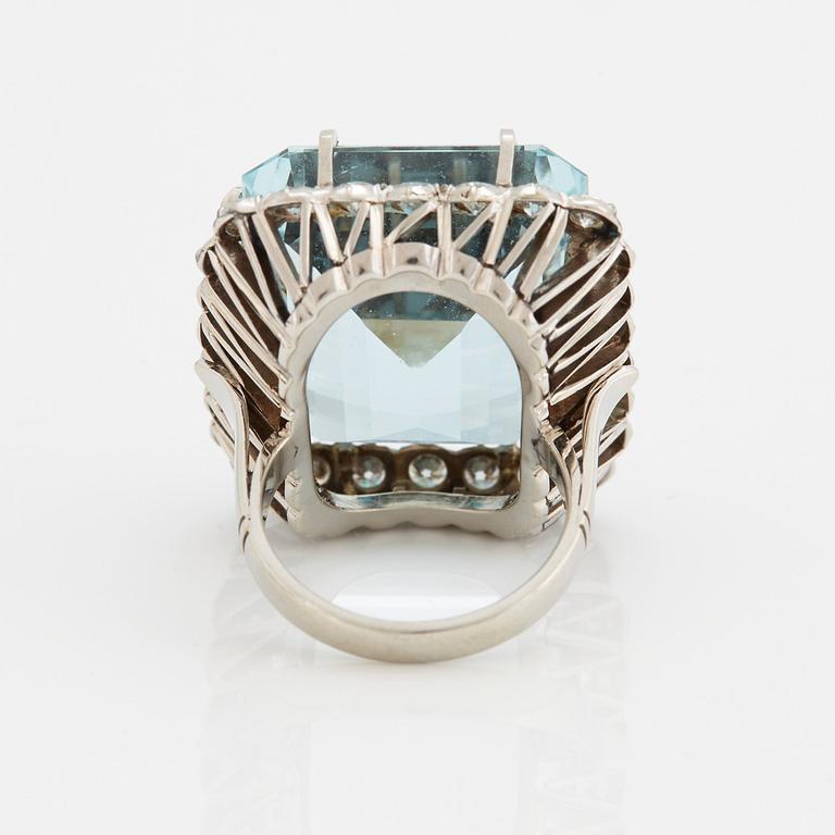 RING med en akvamarin och briljantslipade diamanter.
