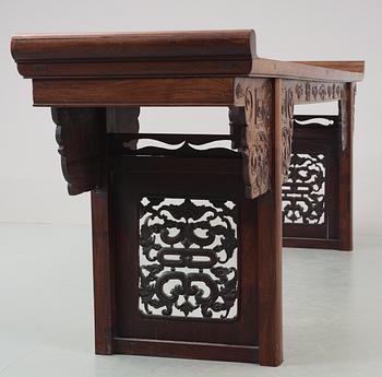 ALTARBORD, hardwood. Möjligen Huanghuali.  1600/1700-tal.