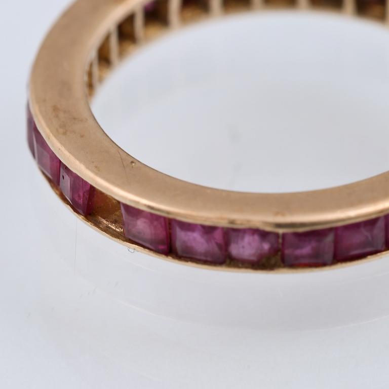 RING, 14K guld med carréslipade rubiner. Vikt 2,2 gram.