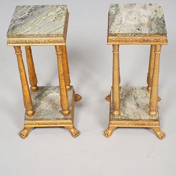 PIEDESTALER, 2 st snarlika, empirestil, 1900-talets andra hälft.