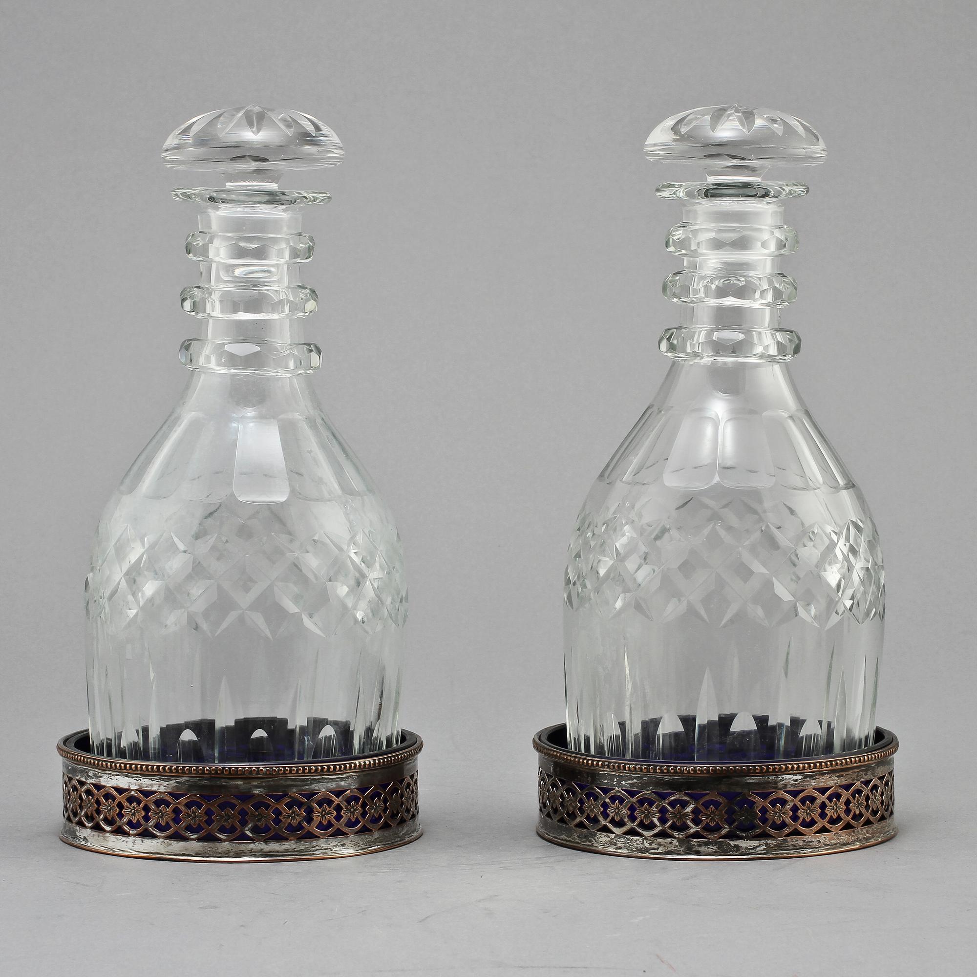 KARAFFER, ett par, glas samt COASTERS, ett par, nysilver och glas, 1800/1900-tal.