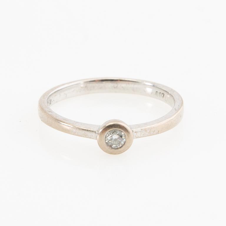 Ring, 18K white gold set with a round brilliant-cut diamond.