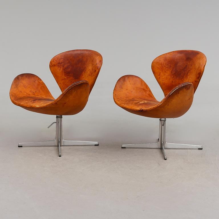 FÅTÖLJER, 1 par, "Svanen", Arne Jacobsen för Fritz Hansen, 1900-talets mitt.