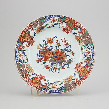 A famille rose dish, Qing dynasty, Qianlong (1736-95).