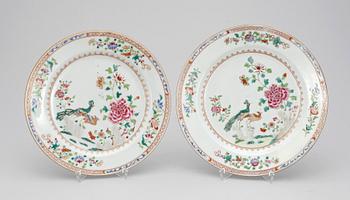 TALLRIKAR, 2 st, porslin, Kina. Qianlong, 1700-tal.