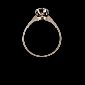 RING, 18K vitguld med fasettslipat glas, Sten Eklund, Stockholm, 1995. Vikt 4,5 gram.