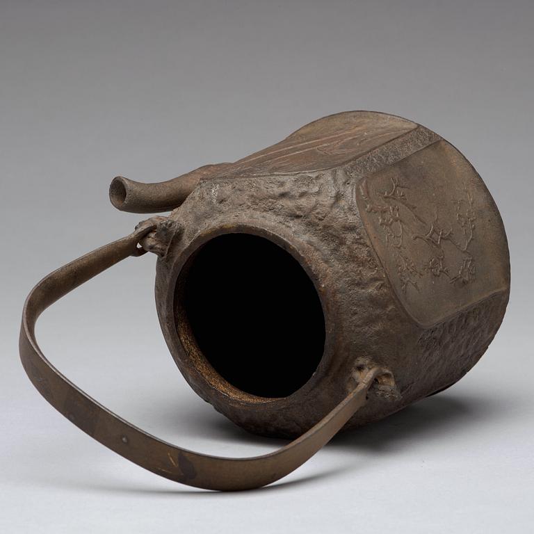 A cast-iron teapot with cover, Japan, Meiji (1868-1912).