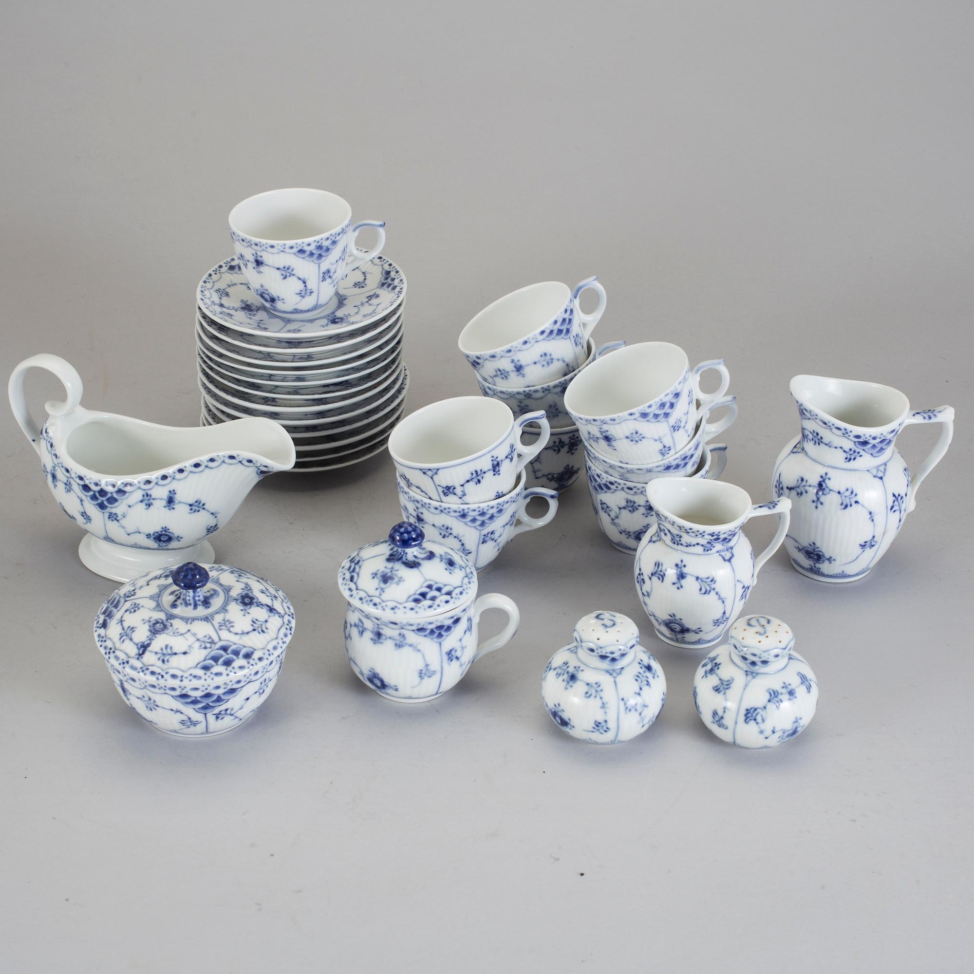 SERVISDELAR, 47 delar, porslin, "Musselmalet", Royal Copenhagen. En del Bing och Gröndahl.