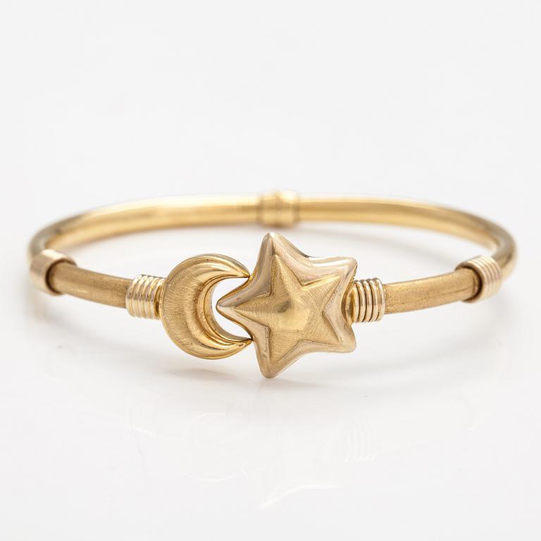 An 18K gold bracelet.