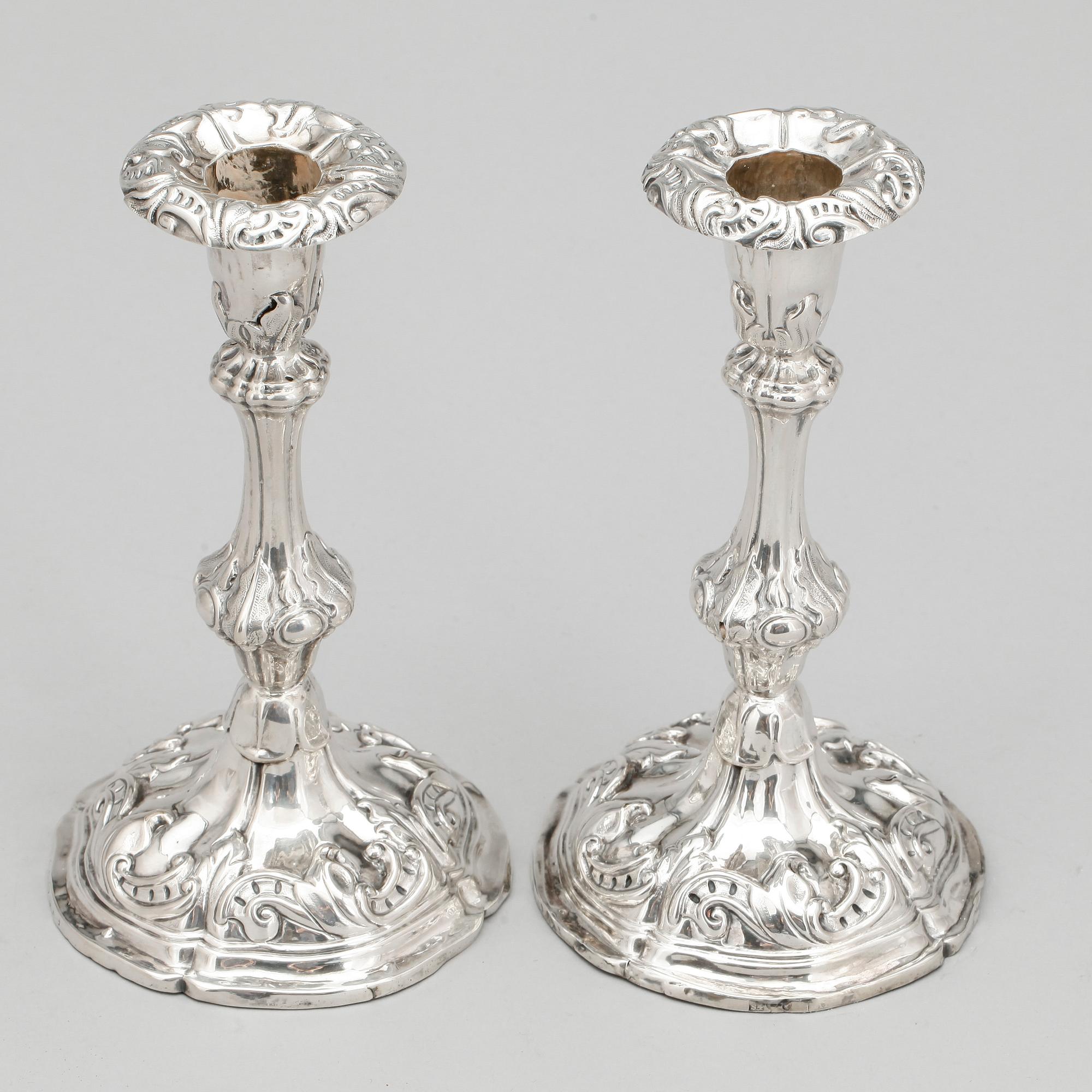 LJUSSTAKAR, ett par, silver, rokokostil, möjligen Anders Petter Lundqvist, Stockholm, 1848.