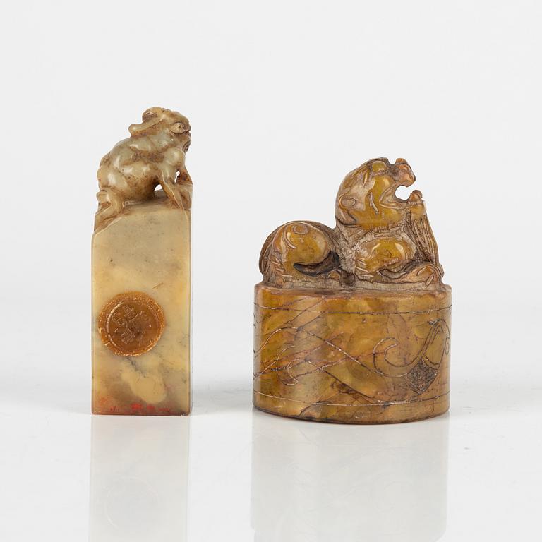 Sigill, två stycken, nefrit. Kina, omkring 1900.