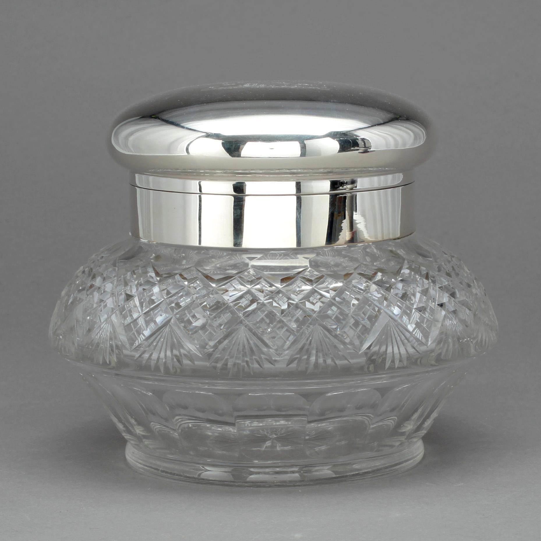 SKÅL med LOCK, slipad kristall och silver, Tyskland ca 1900. Tot vikt inklusive kristall 2140 gram.