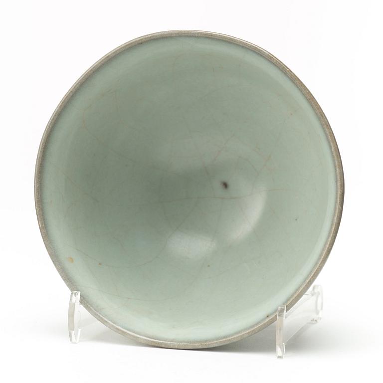 Uichi Shimizu, An Uichi Shimizu glazed stoneware teabowl, Japan.