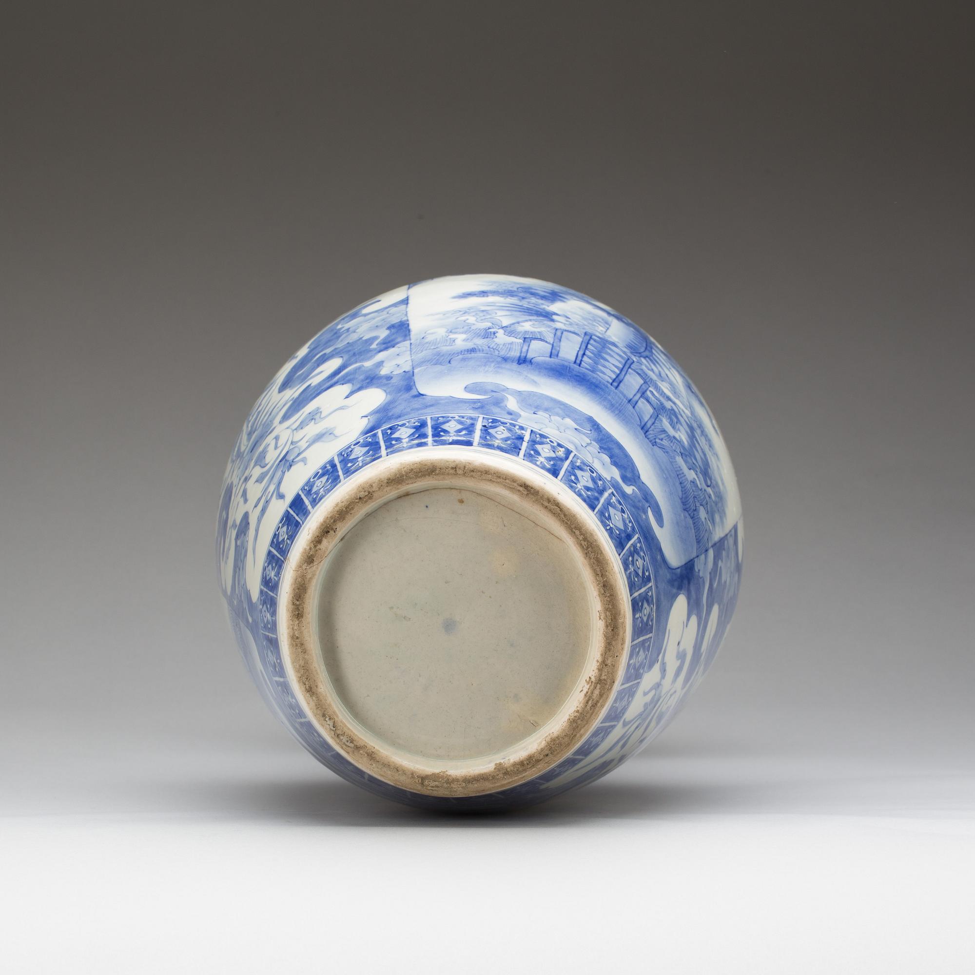 GOLVVAS, porslin, Japan. 1900-talets andra hälft.