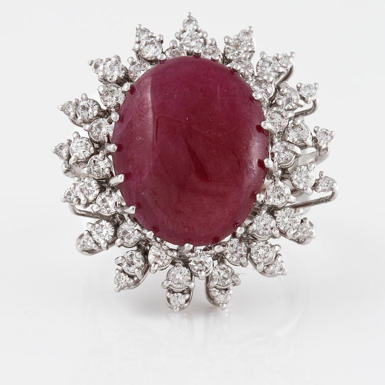 RING, 18K vitguld med naturlig cabochonslipad rubin, 16.15 ct samt små briljantslipade diamanter. Vikt 14,1 gram.