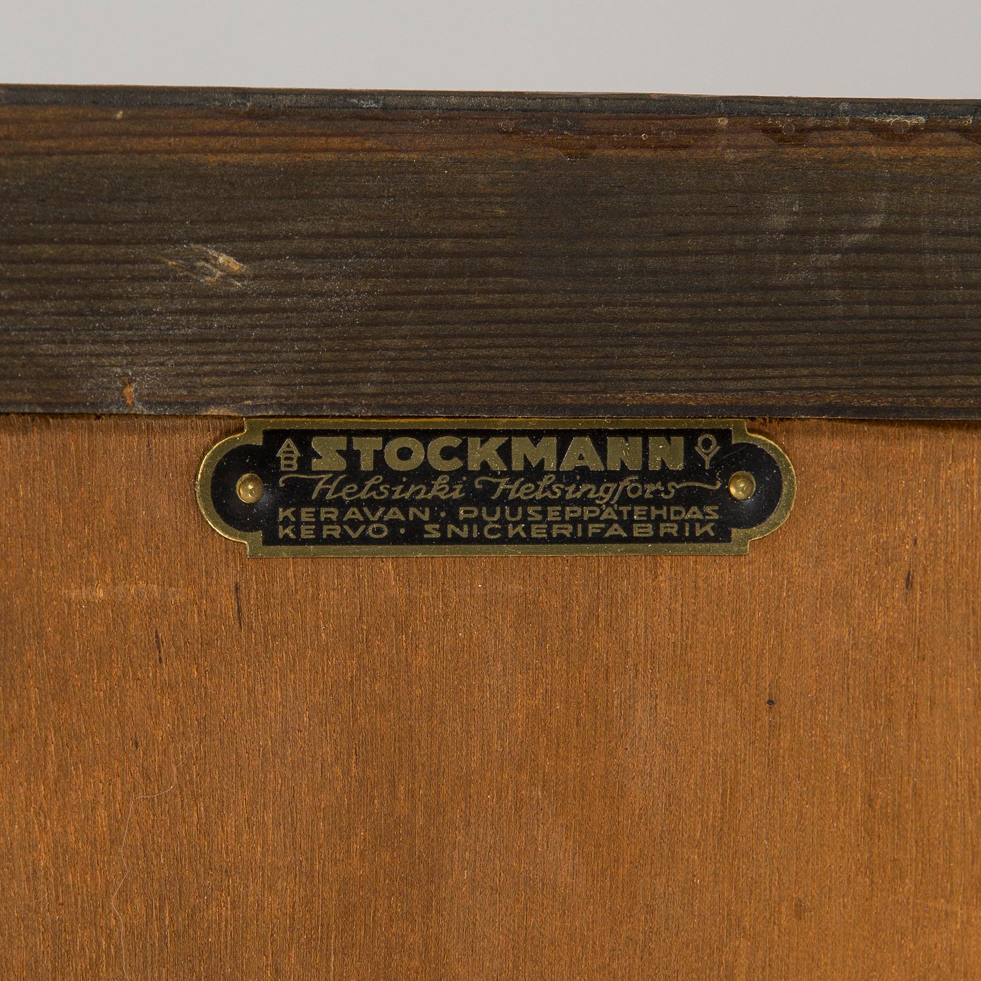 Werner West, kaappi, Oy Stockmann Ab, Keravan Puuseppätehdas. Suunniteltu 1928.