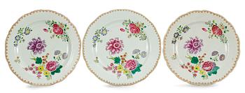 504. TALLRIKAR, 3 st, porslin. Qing dynastin. Qianlong (1736-95).