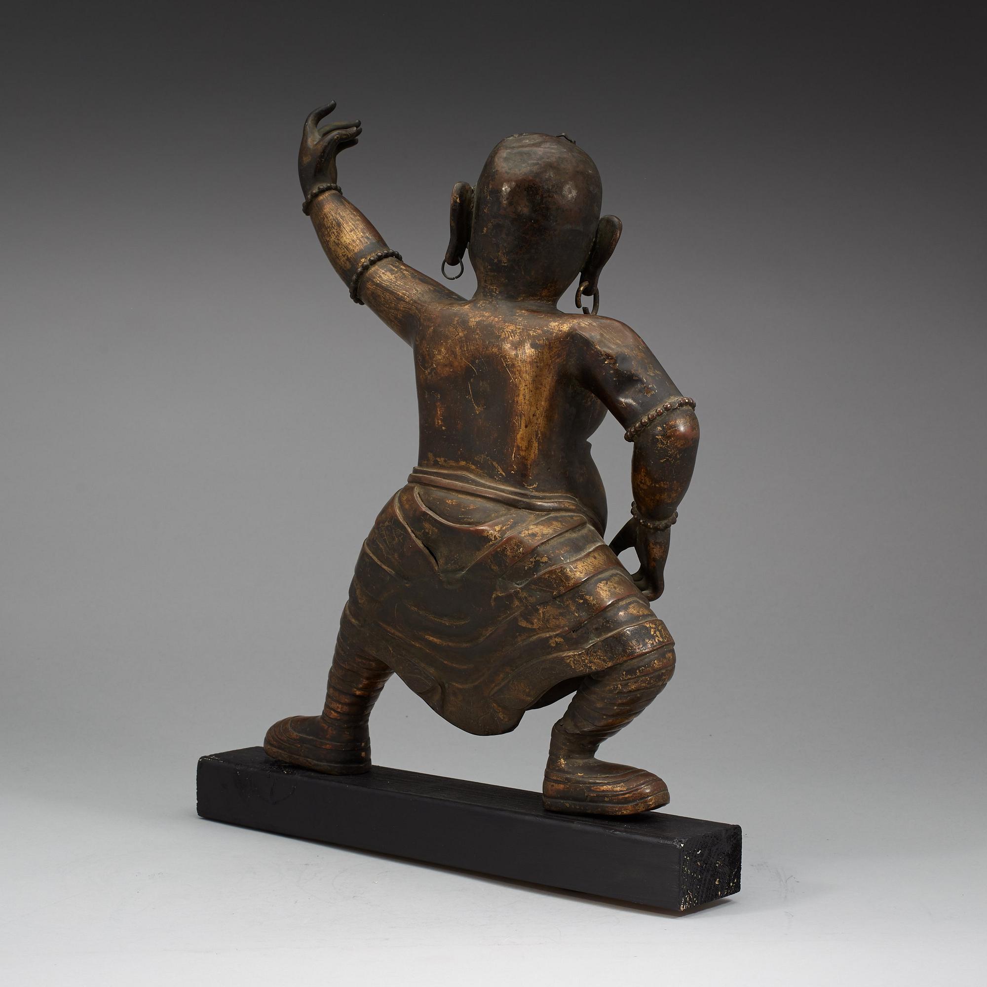 STÅENDE GUDOM, förgylld kopparlegering. 1700-tal, troligen Mongoliet.