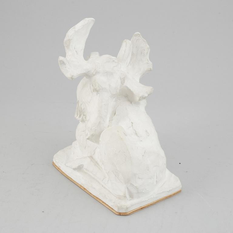 JUSSI MÄNTYNEN, Skulptur, gips. Sign. H:22 cm, L: 20 cm.