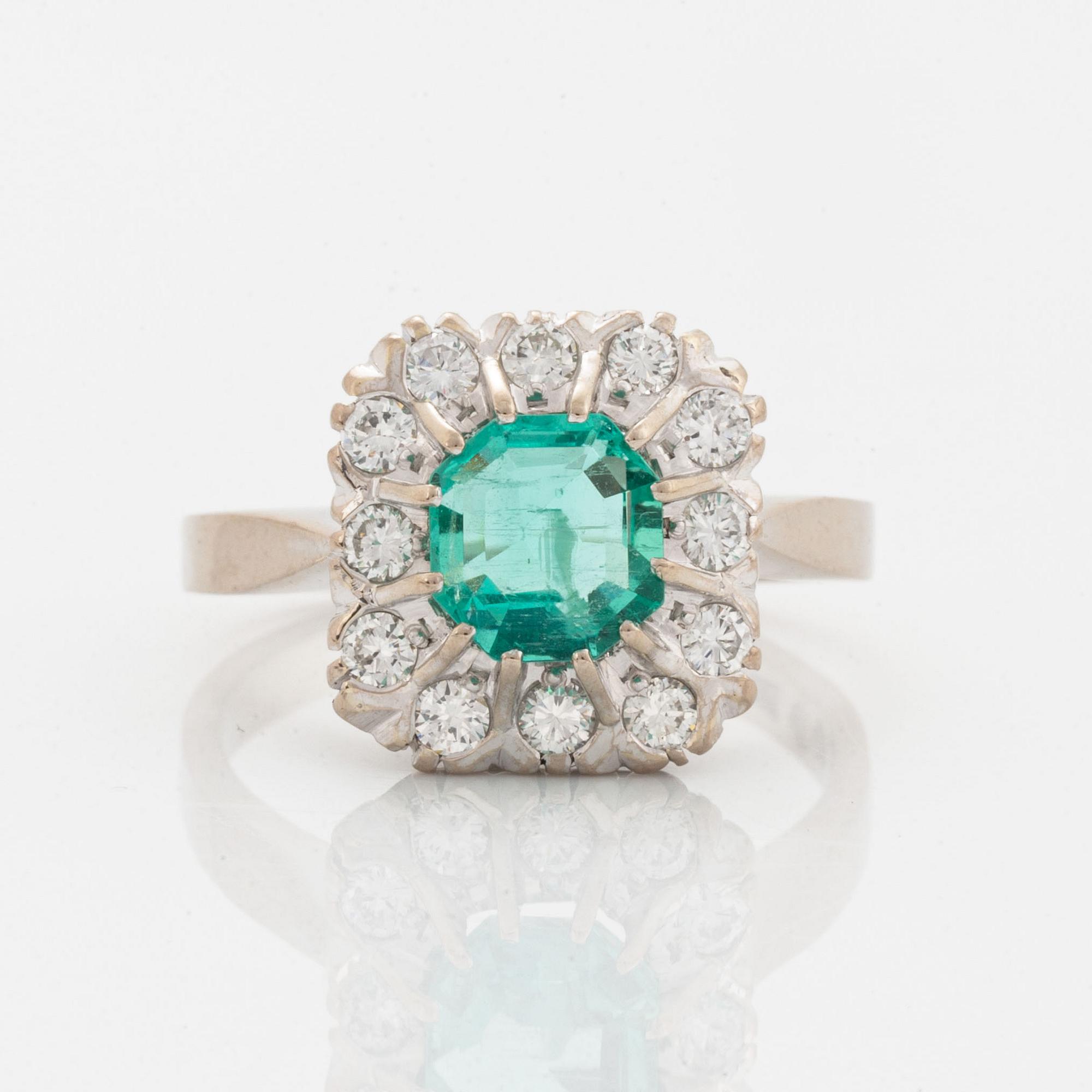 Ring 18K vitguld med en fasettslipad smaragd.