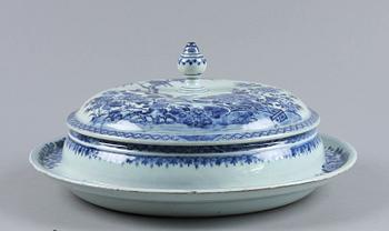 TERRIN med LOCK, porslin. Qing dynastin, Qianlong (1736-95).