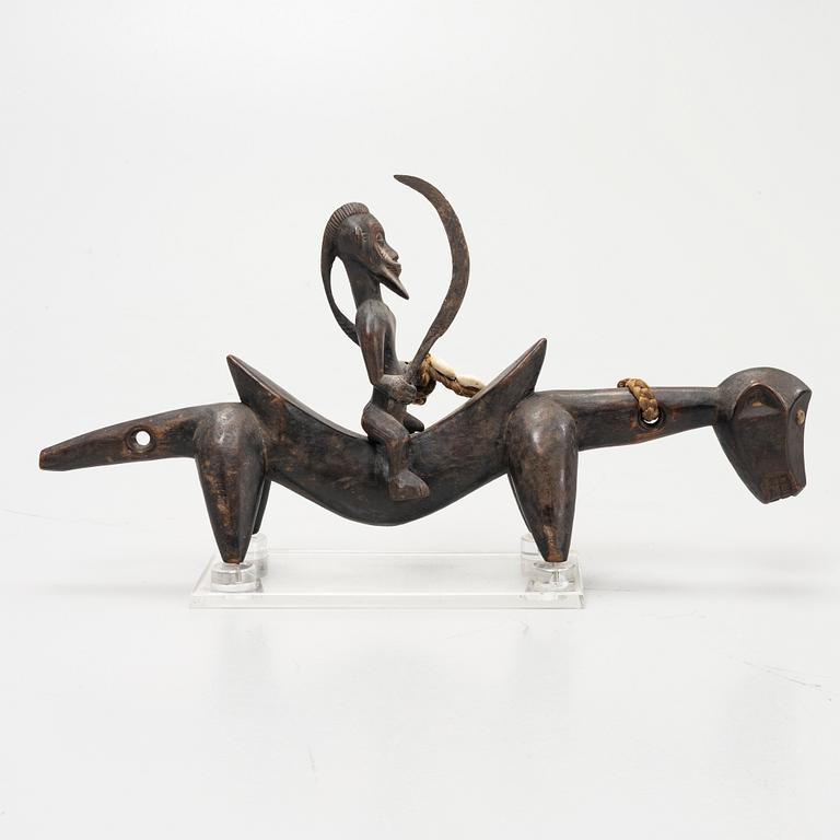Twelve sculptures, reportedly from Makonde, Tanzania, Luba, Congo, and moore, from the second half of the 20:th century.