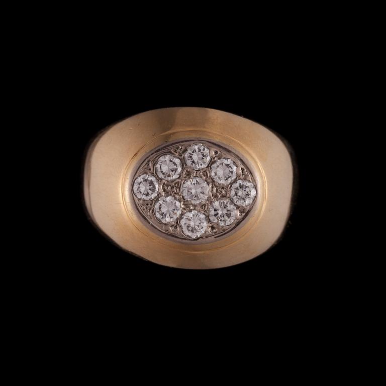 RING, 18K guld, briljantslipade diamanter. Vikt ca 15,3 g.