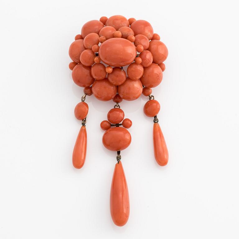 Brooch with round corals and clasps with drop-shaped coral.