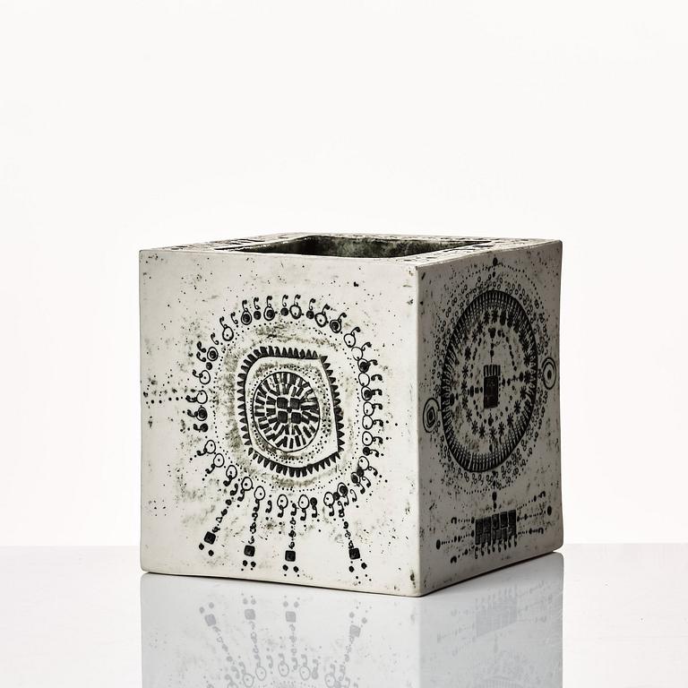 Rut Bryk, a white bisquit sculpture / vase, Arabia, Finland 1950-60's.