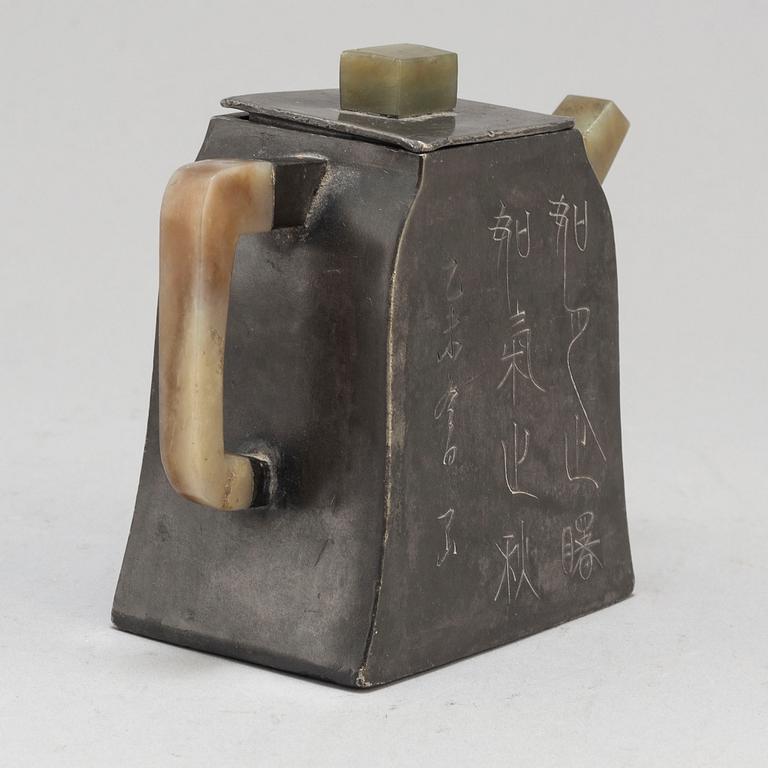 A chinese pewter tea pot with cover, early 20th Century.